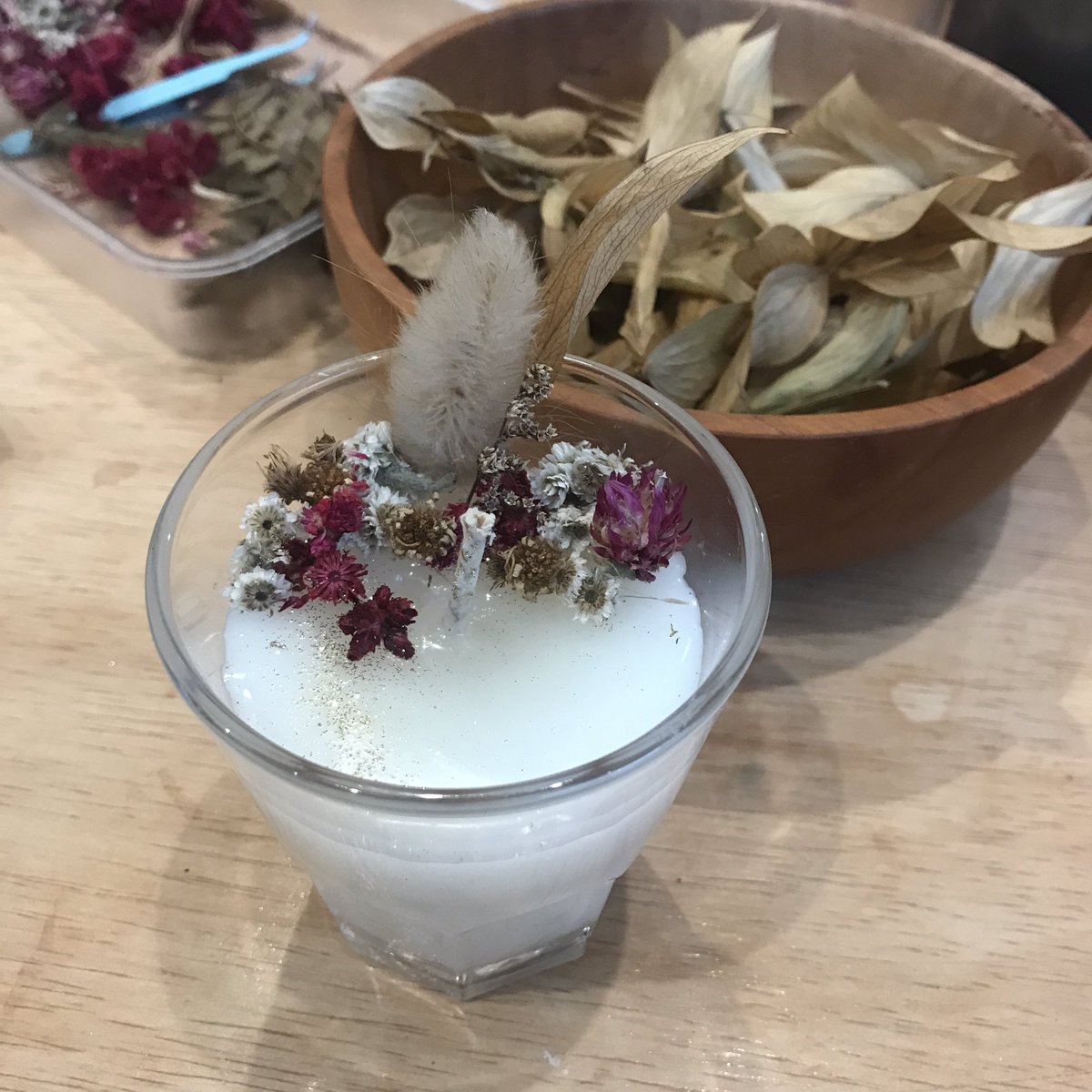eraeld__'s tweet photo. hari ini aku ikut workshop dried flower candle class🪔🌺 

sangat menyenangkan bisa saling kenalan dan cerita. kelas ini bisa join secara private, dan hari ini aku join sendiri. oiya, mereka juga ada gift shop. sangat kurekomendasikan! cek ig: @/vert.erre✨☘️

📍Vert Terre https://t.co/DCIOzL6Exa