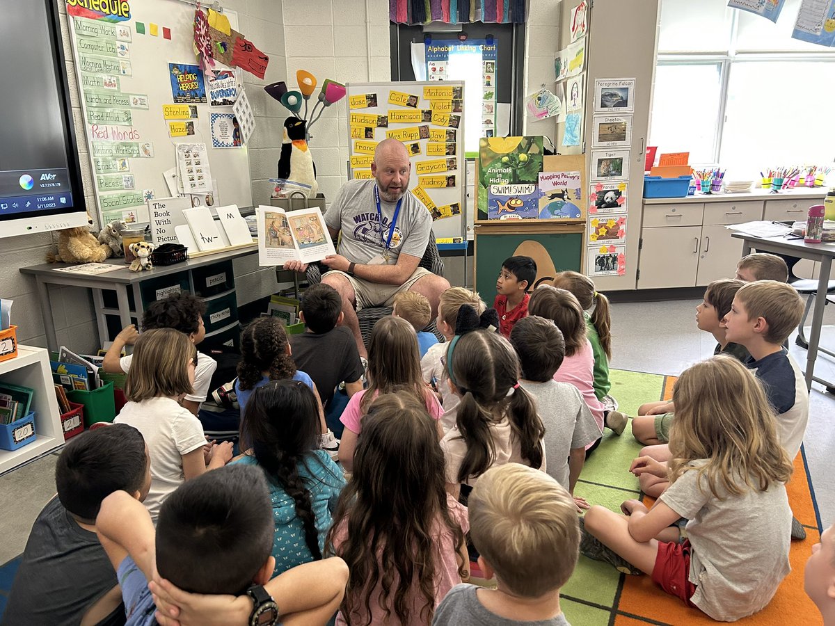 We LOVE when Mr. Bottomley is our Watch Dog and reads to us!! 
#kurtzelementary
#PawstheCougar