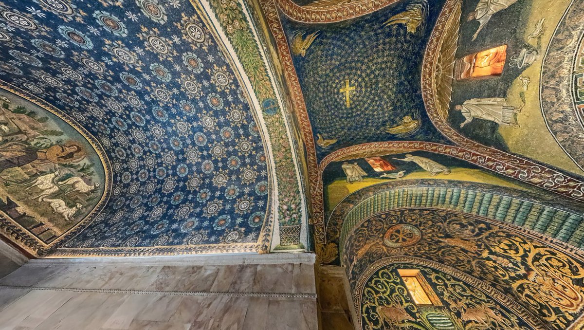 SdStendhal's tweet photo. 📍, 🇮🇹.

⛪️ : Uno de los mosaicos paleocristianos mejor conservados a día de hoy es el del Mausoleo de Gala Placidia, realizado en Rávena en el año 402, dedicado a Cristo (representado en uno de los brazos de la cruz).

El precioso color azul oscuro de las teselas es el que más salta a la vista y cautiva al visitante del mausoleo, combinado con estrellas doradas y en la cúpula central una cruz latina con la idea de su exaltación, la divinidad de Cristo y su venida apocalíptica.

En las esquinas aparecen las representaciones alegóricas de los tetramorfos y en la parte superior de los muros, bajo la bóveda parejas de santos vestidos de blanco alrededor de palomas que beben metafóricamente de la fuente, simbolizando el alma cristiana en el paraíso.

Sin duda es una espectacular obra de arte, en materiales y escenas con gran minuciosidad de detalles, no solo en los santos y los evangelistas sino en algunas representaciones como las margaritas, rosas fantásticas, hojas de parra, y grecas en las que vemos la influencia clasicista de Roma y Grecia.