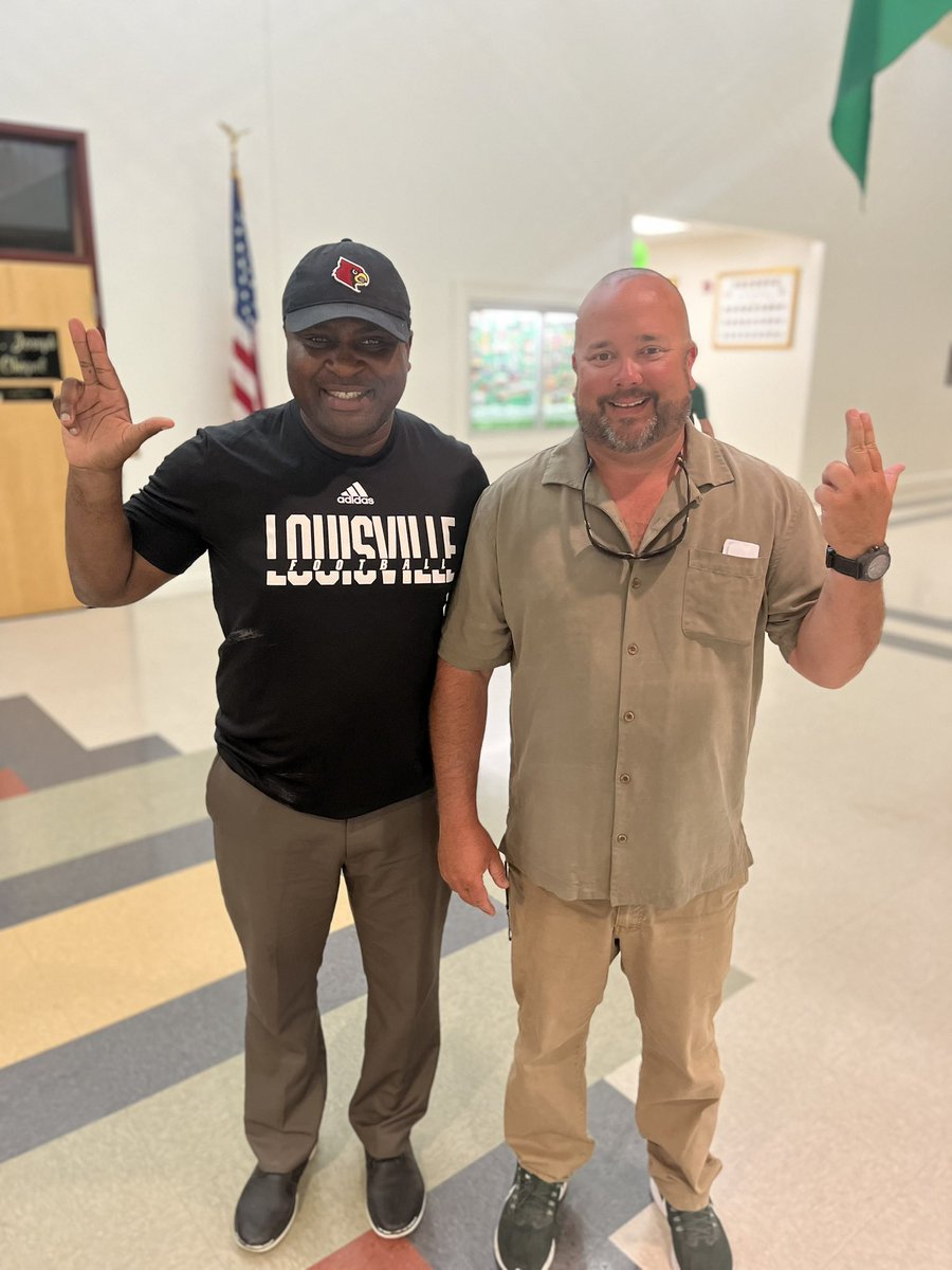 JamesHunter3's tweet photo. Want to thank Louisville and @coachdt48 from Mississippi State for coming out today and chatting about our program and players!!!
@IrishFootball13 @SJSGreenville https://t.co/e25eJ5LGj5