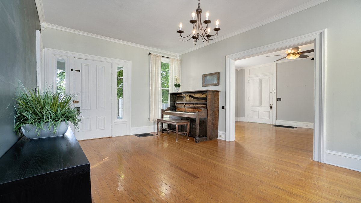 SoldOnToni's tweet photo. 1039 Harlem Blvd, #Rockford, 61103
Charm abounds in this beautifully decorated 2-story Victorian with a white picket fence for $185,000. Visit the link to see all the photos or schedule a showing!

https://t.co/KlxZb87YIC

#SoldOnToni #Rockford #Illinois https://t.co/EDNtxLAZmp