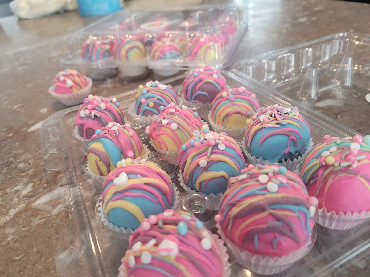 CakebusMN's tweet photo. Cake Pearls (small cake pops without the stick)

Each 12-pk has a combination of caramel, lemon, vanilla, chocolate, and strawberry cake dipped in candy coating and covered in sprinkles. #MothersDay2023

Limited quantities available Saturday, May 13th, 7am-3pm. https://t.co/EMy80MA0mP