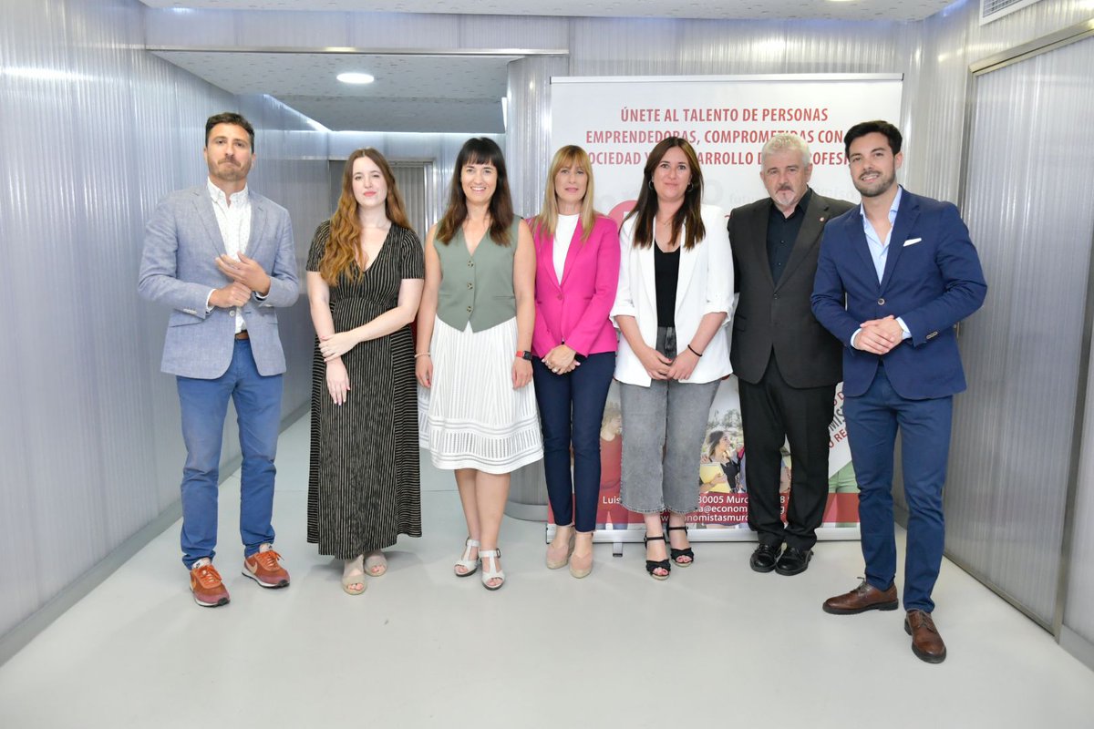 economistasrm's tweet photo. 🙂 Gracias a Maribel, Isabel y Josefa, así como a todos quienes nos han acompañado en persona o a través de sus dispositivos.

#marketing #marketingyRSC #RSC #responsabilidadsocialcorporativa https://t.co/XFdfeIaJEZ