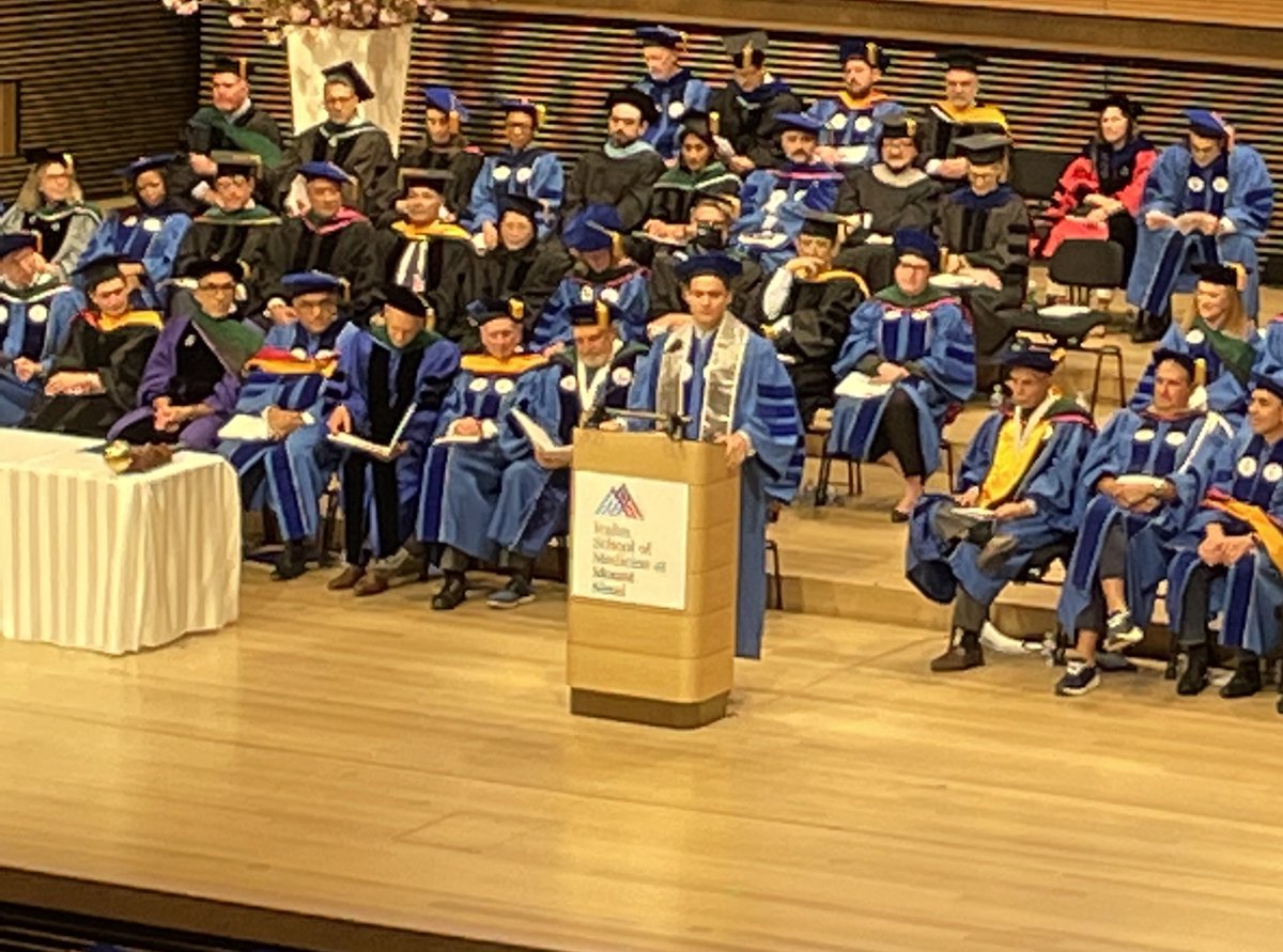 IcahnMountSinai's tweet photo. James Wheeler Johnson, MD student, gives his remarks.

#Commencement2023 https://t.co/XMGuzbdDAn
