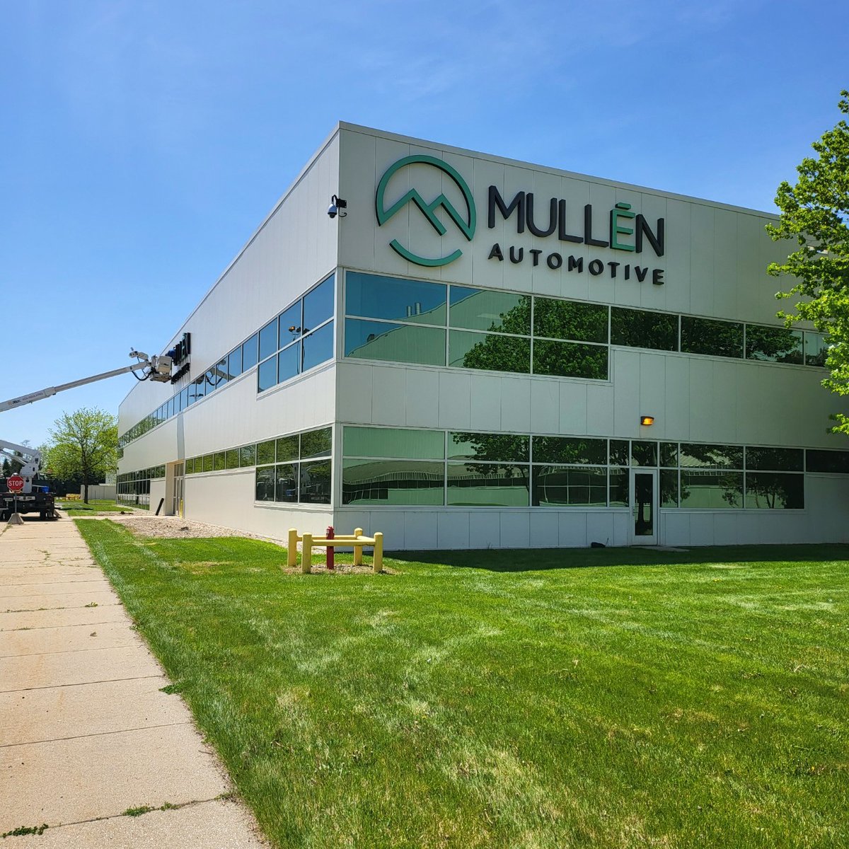 BollingerInnov's tweet photo. Mullen's manufacturing facility in Mishawaka, IN previously produced the General Motors Hummer H2 and the Mercedes-Benz R-Class vehicles 💭

The 650,000 sq. ft. plant is a perfect fit for the production of Mullen's passenger vehicles, the FIVE SUV and the Bollinger B1 and B2 EVs https://t.co/EYYX3aY6Hy