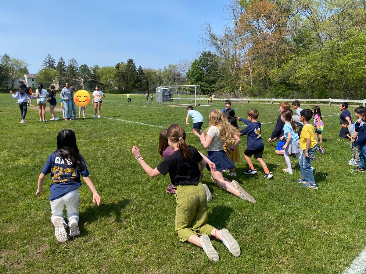 ms_vento12's tweet image. Yesterday we had a little extra recess with our book buddies! It was awesome to see the 5th graders start to play and adapt red light, green light! We 💙 our buddies! @MrsClassGrade5