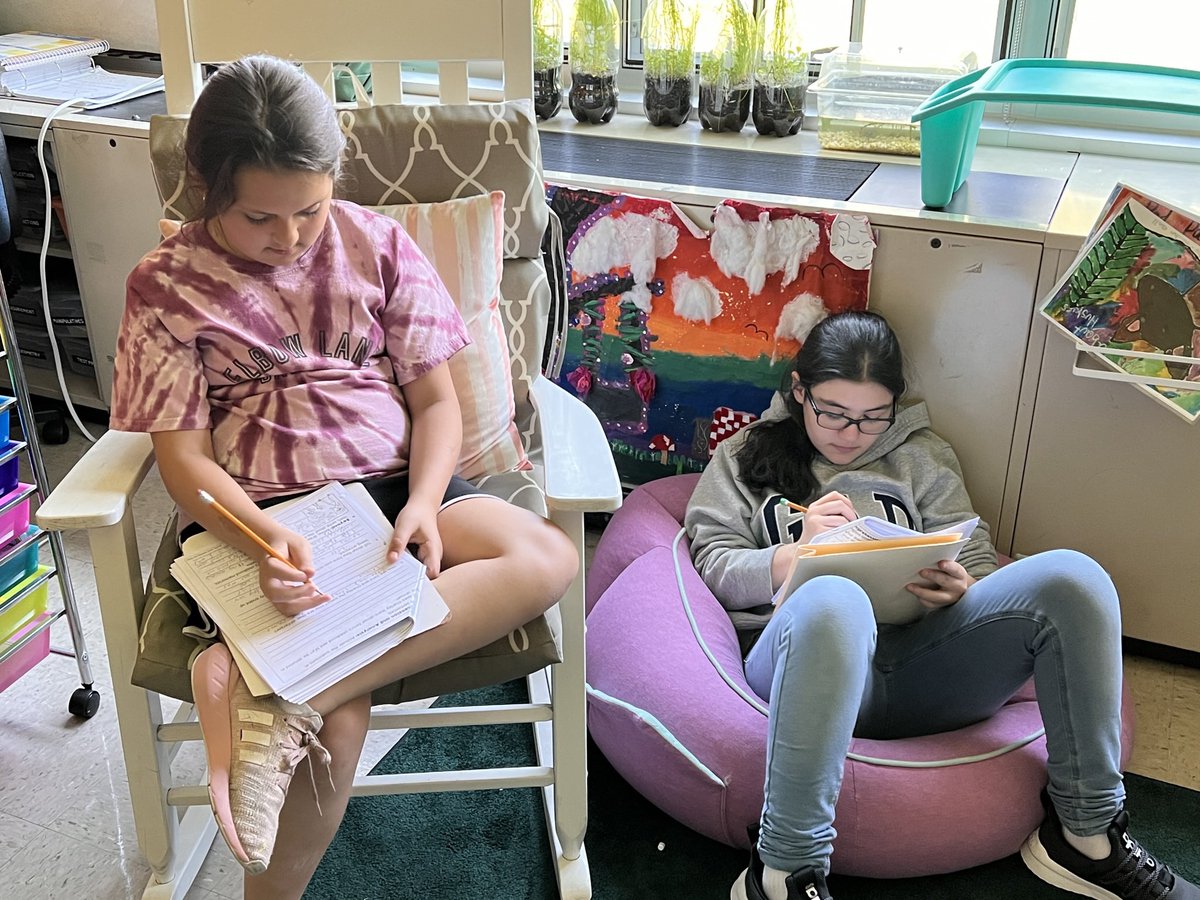 These 4th graders @PSDGrasse get SOOO excited for the afternoons when it’s time for #BookClubs 📖 Reading and discussing character development, plot twists, and motives have become our favorite time of the day! 🥰 @PennridgeSD