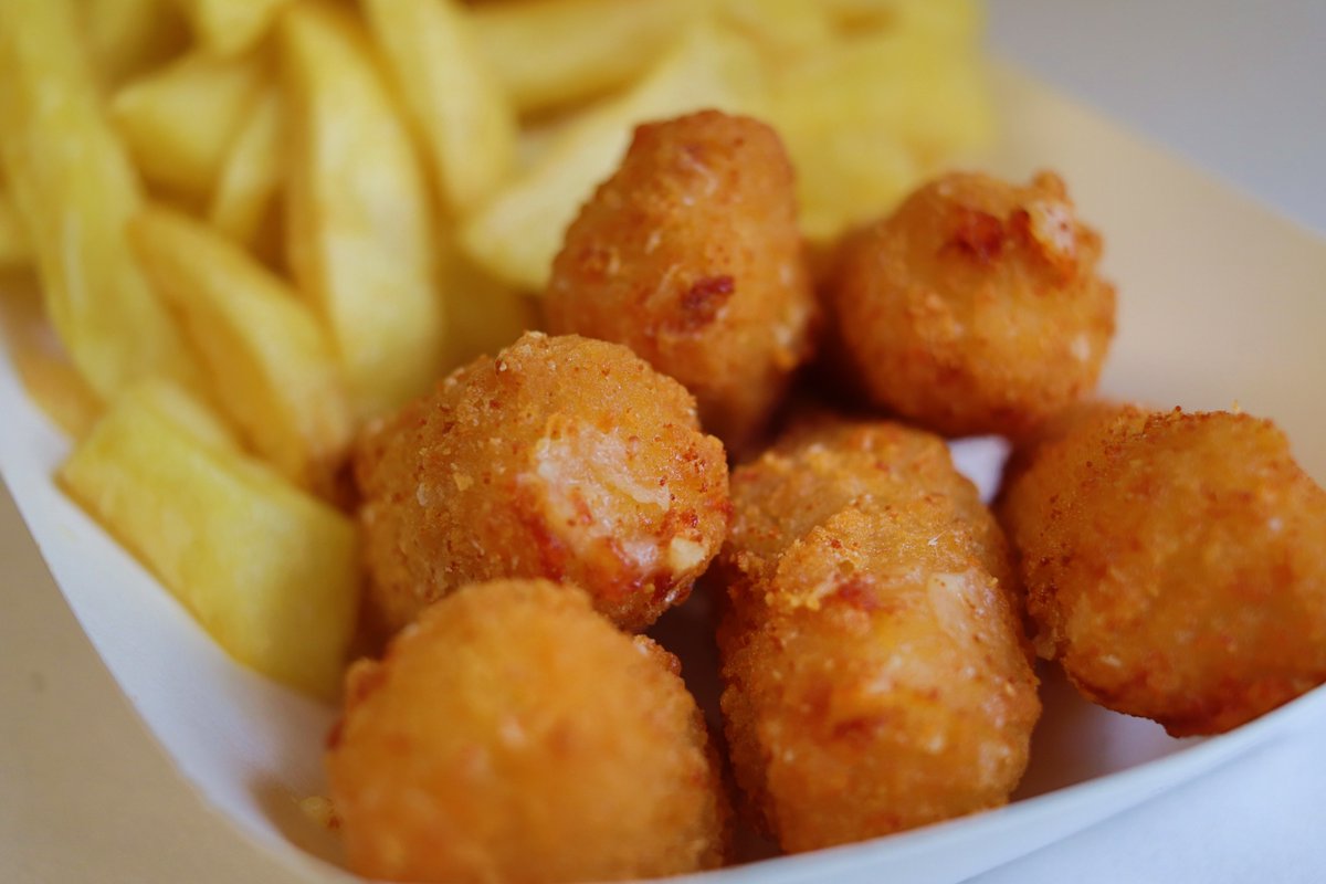 🌞 MACARONI BITES 🌞

Mac & cheese bites! Macaroni pasta in bite size pieces, coated in breadcrumbs and deep fried of course! Six for £3. Available at Lucy's, Stalls 114/115. 

#lucysfishandchips #norwichmarket #macandcheese #macaroni #lucys #fishandchips