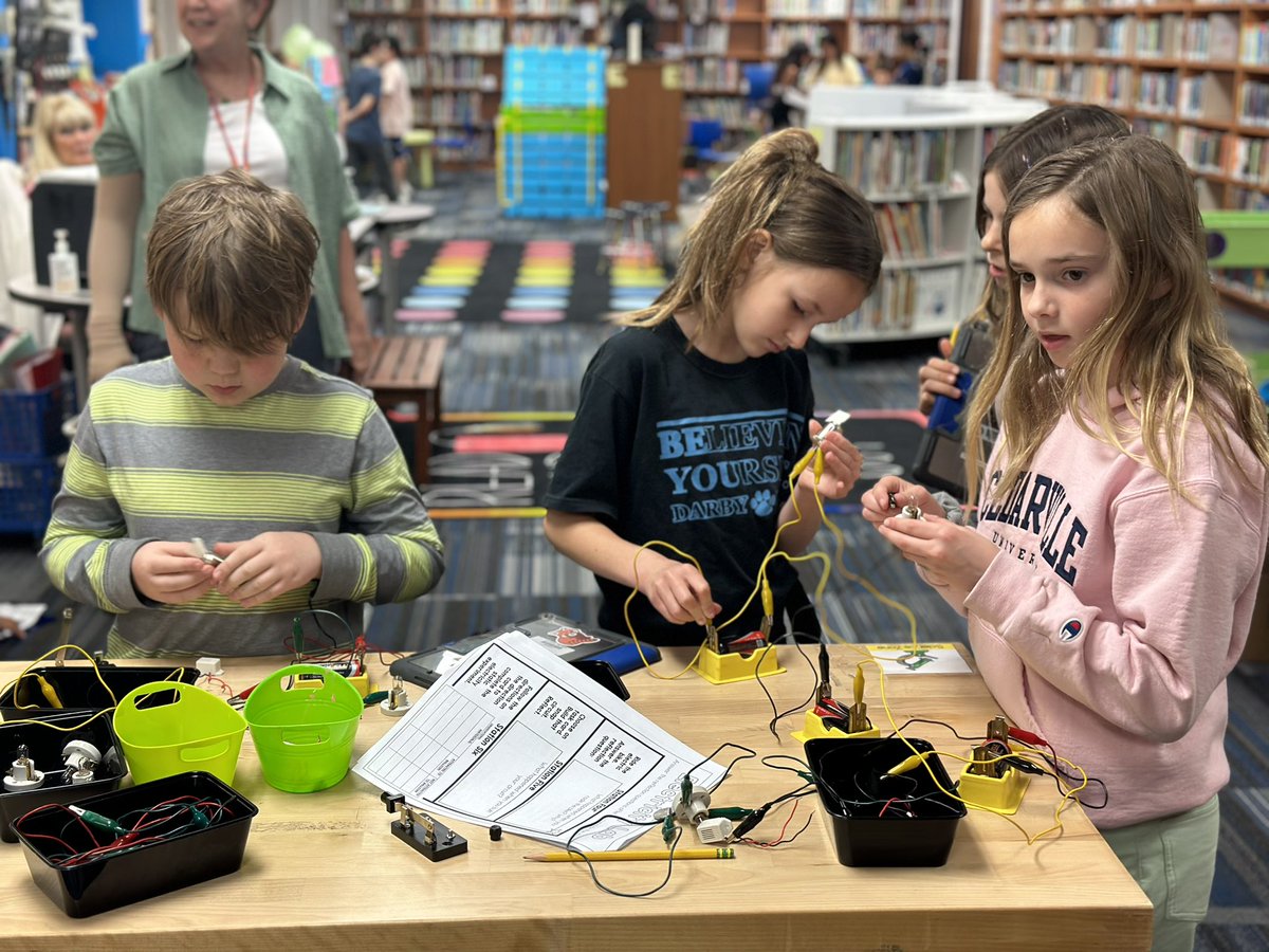 Fourth graders explore electricity today in the IDC! #hcsdinnovate
