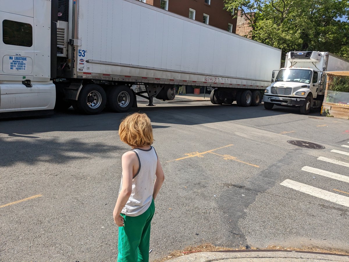 Annie_Weinstock's tweet photo. I recently put in a signal request at this intersection on Court St where I cross with my son regularly. @NYC_DOT responded that this would not provide "maximum safety benefits" but gave no other real solution besides some generic stuff. Note there is also a school on this corner https://t.co/dzxxwN9n7o