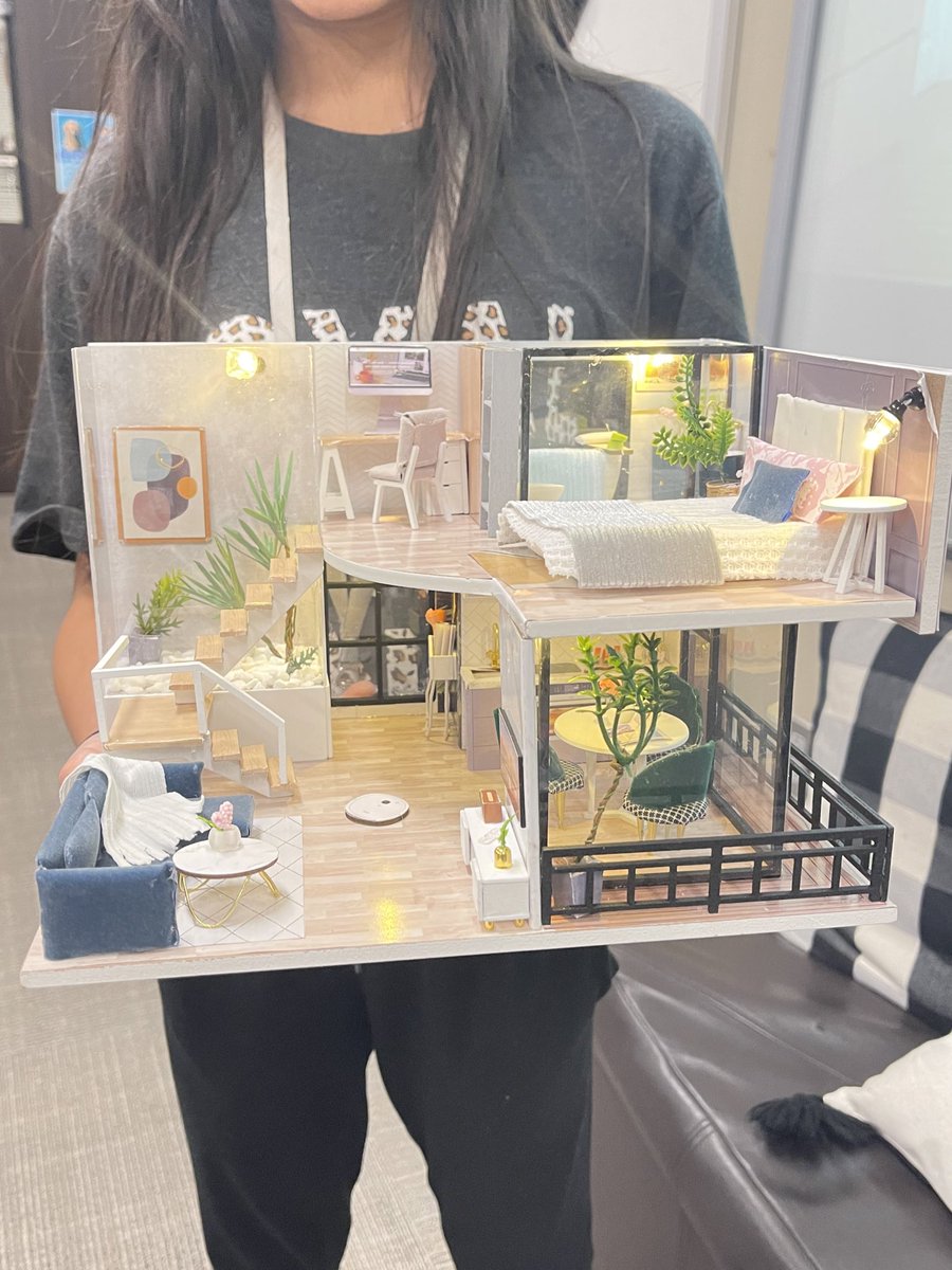 nikkimullinnix's tweet image. Victoria blew me away with her amazing interior design skills! #LionsLearning #PassionProjects #OHJH