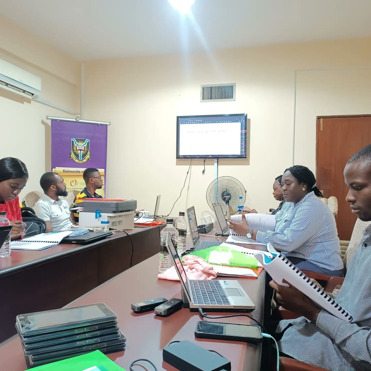 arisewinproject's tweet photo. The Lead Facilitator, Dr. Oluwafunmilayo OlaOlorun also took a session on The Art of Interviewing with discussions on practical tips to keep in mind while conducting interviews. The team is ready and excited about their interview experiences on the field! #interviewguides https://t.co/5ElTHPDvnM