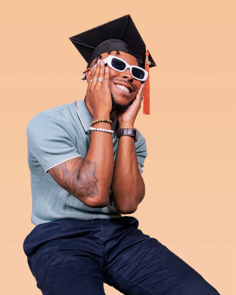 Aye_aaron's tweet photo. Issa graduate today.👨🏾‍🎓 https://t.co/pmZP8QCW77