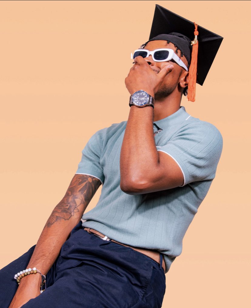 Aye_aaron's tweet photo. Issa graduate today.👨🏾‍🎓 https://t.co/pmZP8QCW77