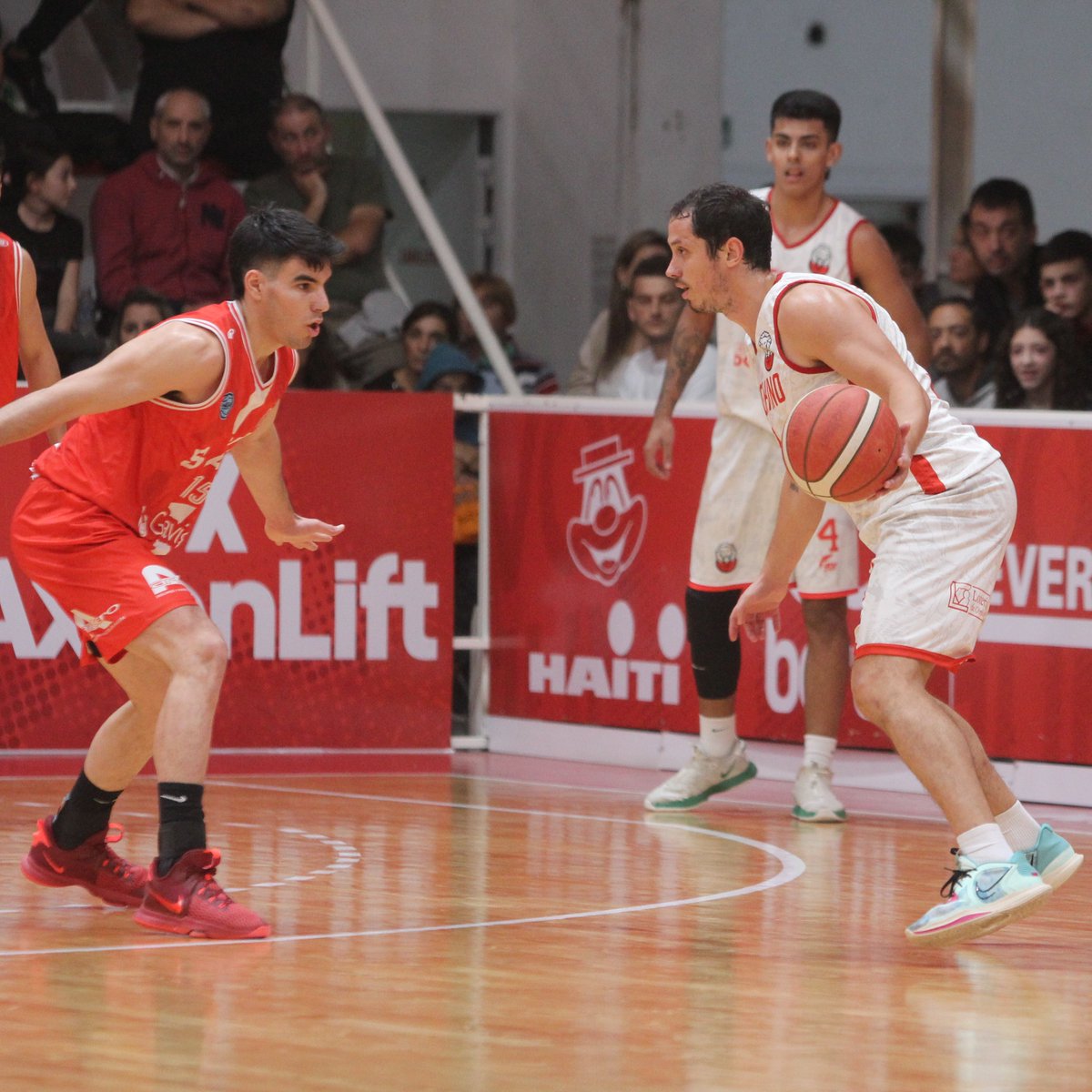 Ameghino de Villa María clasificó a la final de la Conferencia Norte en la Liga Argentina pero a un precio muy caro porque perdió a Diego Gerbaudo por la rotura del tendón de Aquiles.
Pronta recuperación Diego!

lavoz.com.ar/deportes/basqu…