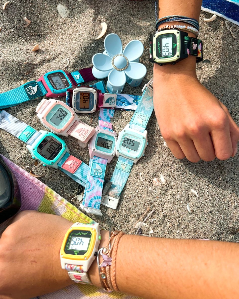 freestyle_watch's tweet photo. 💙 tag a friend who would love this! ✨⌚  
🦈: Plumeria &amp; Plumeria Mint 
📸: @lexxii.mc

_
#sharkwatch #bucketlistcheck✔️ #sharkobsessed #beachlife #beachbagessentials #myfreestylewatch #watchlovers #watchcollector  https://t.co/xCGVYWAji8 https://t.co/YyA0N3dspr