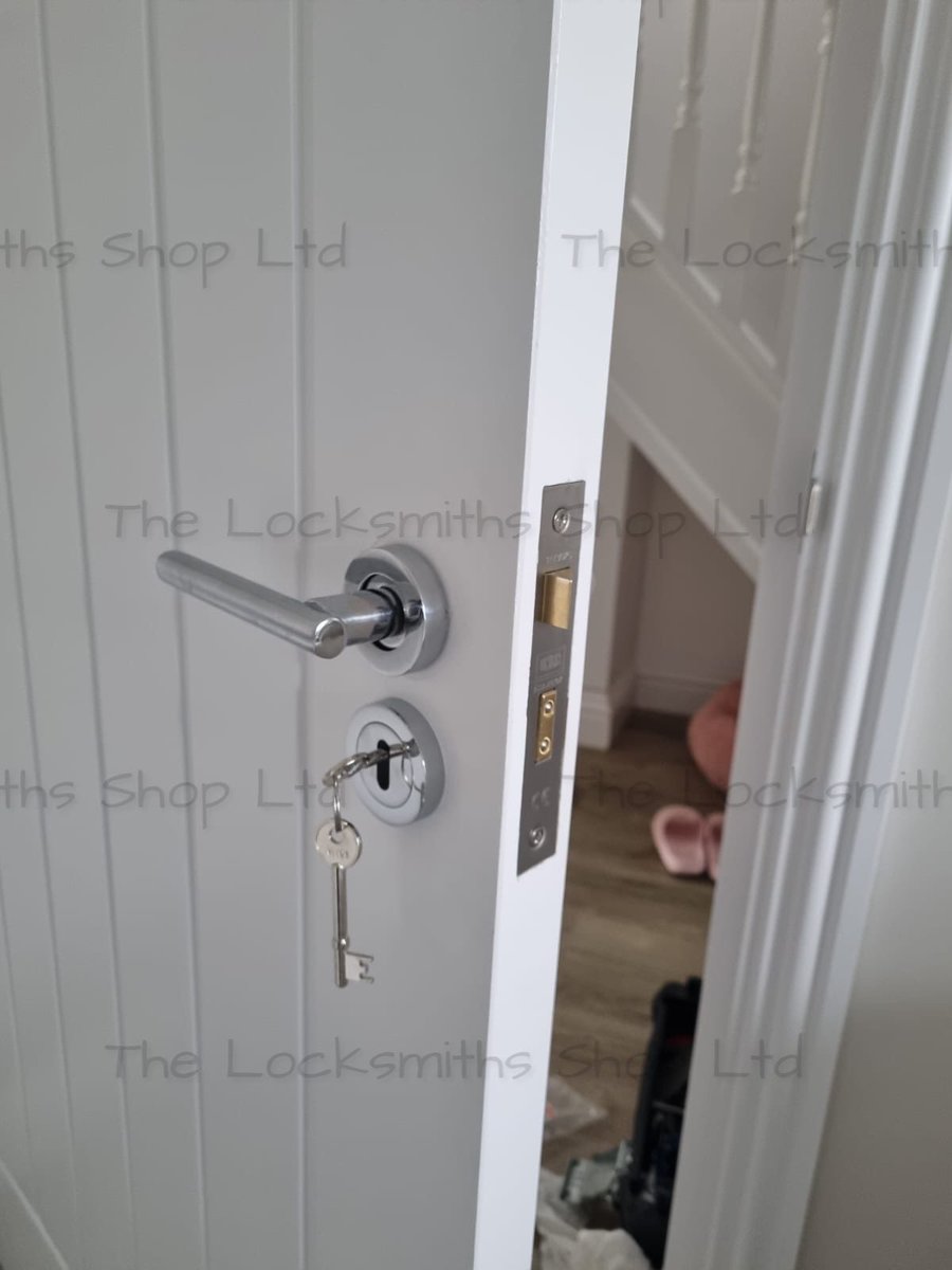 LocksmithsShop's tweet photo. Nice upgrade mortice latch to sash lock matching hardware to the latch handle #upgrades #locksmith #cheam #banstead #masterlocksmithsassociation @MLA_locksmiths @UNIONlocks @HardwareTodd https://t.co/kUVPtrRTej