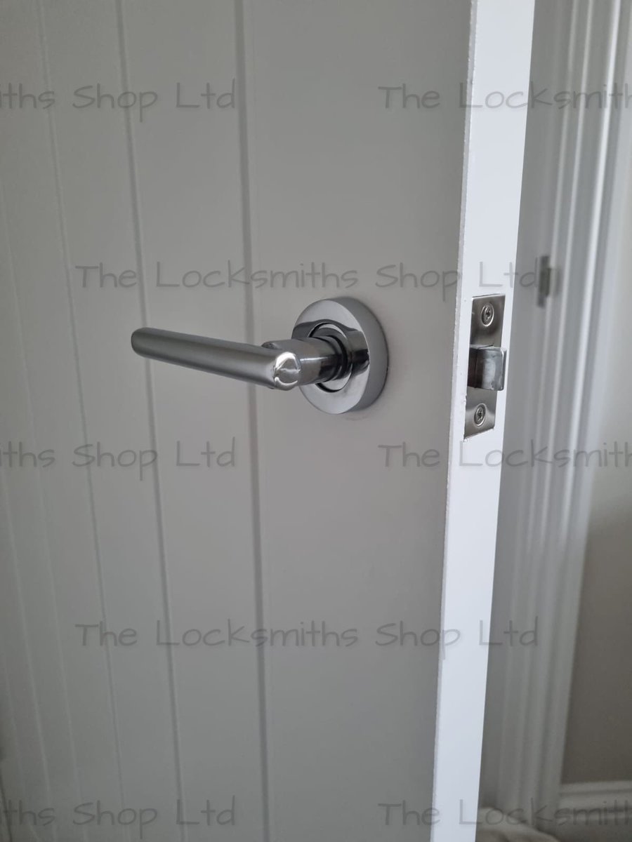 LocksmithsShop's tweet photo. Nice upgrade mortice latch to sash lock matching hardware to the latch handle #upgrades #locksmith #cheam #banstead #masterlocksmithsassociation @MLA_locksmiths @UNIONlocks @HardwareTodd https://t.co/kUVPtrRTej