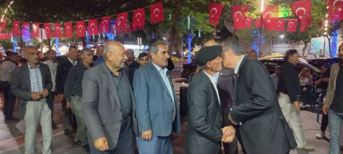 Huseyinyasar72's tweet photo. Bugün, Beşiri İkiköprü Beldesi Cendere Köyü’nden Şahin Ailesi ile Kozluk Bekirhan Beldesi’nden Demir Ailesi ve dostlarıyla partimize katılım sağlayarak bizlerle desteklerini paylaştılar. 

Ailemize yeni katılan halkımıza hoş geldiniz diyoruz. Umarız bu kutsal görevde ülkemiz ve milletimiz için hep birlikte güzel işlere imza atarız. 

Yeni heyecanlar, yeni fikirler ve yeni çözümlerle daha güçlü bir Batman için çalışmaya devam edeceğiz. 

#SanaSoz
#HuseyinYasar
#GeliyorGelmekteOlan