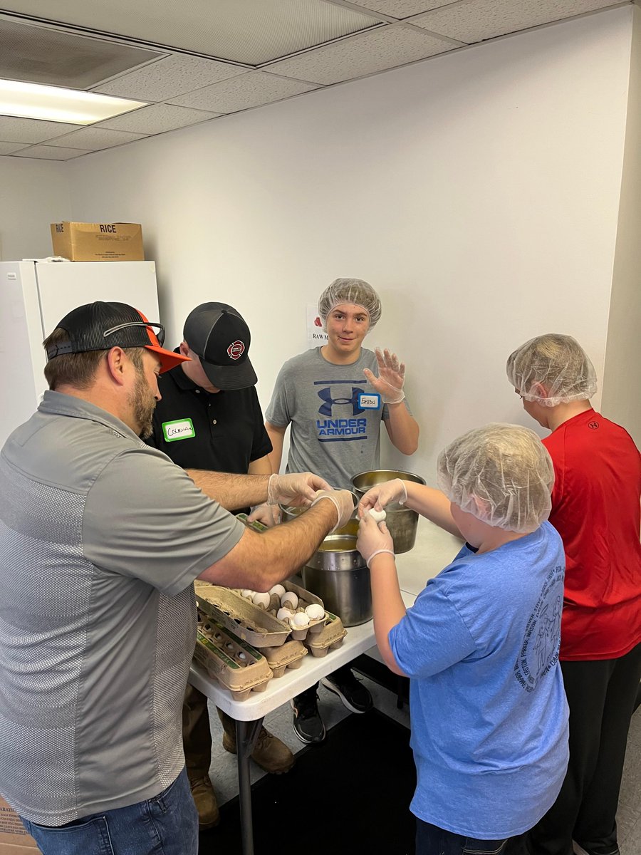JacobsenBuilds's tweet photo. Our Jacobsen families continue to donate their time to support Fill the Pot Ministry, a charity that serves the less fortunate and has helped so many in our community; their sincerity truly humbles us. 

 #JacobsenCares #BuildingEnduringCommunitities https://t.co/CNFW8HiUXQ