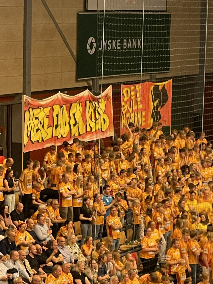 “Mere end en klub”, skriver GOG-supporterne på deres banner. Desværre kun uden for stregerne, at GOG har kopieret Barca. Nøj, de er gode, Emil Nielsen og kammeraterne! GOG er chanceløse i CL-kvart. #hndbld #ehfcl