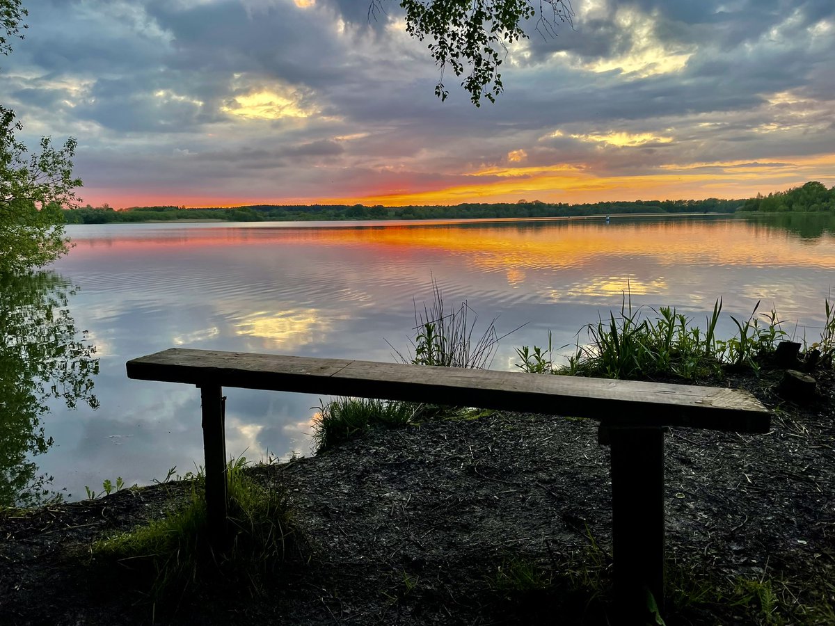 Gorgeous sun set tonight on Wintersett Reservoir <a href="/BBCLookNorth/">BBC Yorkshire</a> <a href="/bbcweather/">BBC Weather</a> <a href="/Hudsonweather/">Paul Hudson</a> <a href="/Abbiedew/">Abbie Dewhurst</a> <a href="/KeeleyDonovan/">Keeley Donovan</a> @katerinabbc <a href="/WakeExpress/">Wakefield Express</a> <a href="/WkfdOfficial/">Wakefield Official News</a> <a href="/journoLeanneC/">Leanne Clarke</a> <a href="/Normanton0809/">Five Towns Gossip</a>