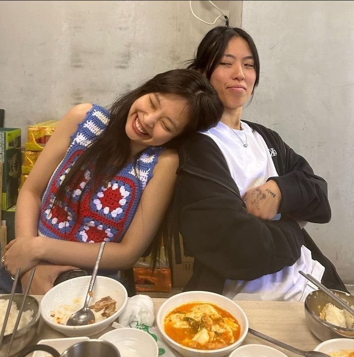 WorldOfBPMemes's tweet photo. Frennnnny! 🤭😁🥰

#jendeb https://t.co/tLEvaIAiq0