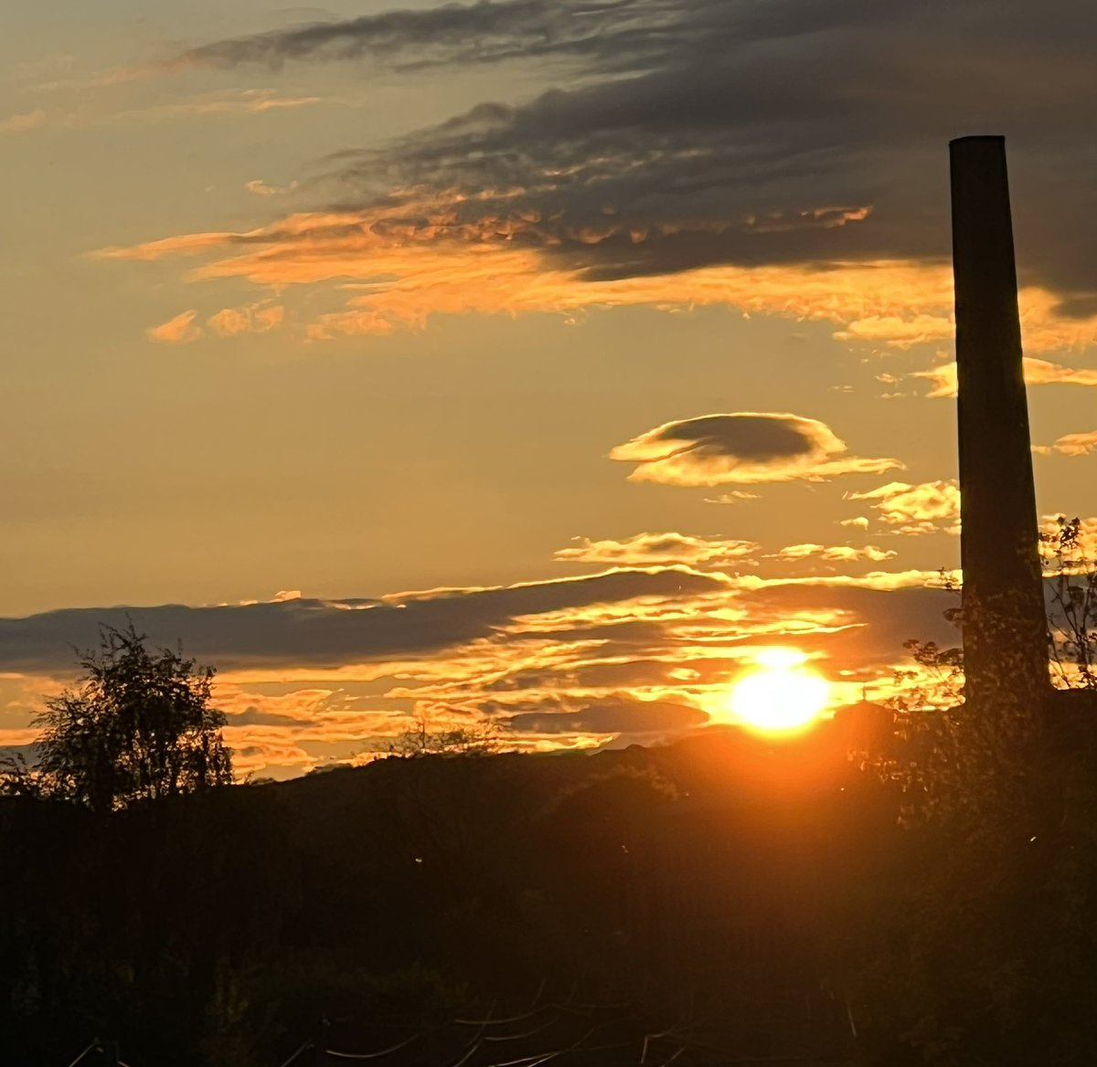 Beautiful #sunset this evening in #Saltaire & #Shipley West #YORKSHIRE @VisitShipley @visitBradford @SaltaireWebsite @SaltsMill @bradford2025 #Bradford #sparklingBradford