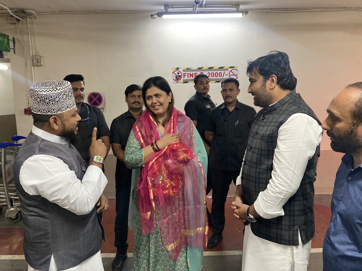 नियोजित भोपाळ दौऱ्यावरून परतत असताना मुंबई विमानतळावर महाराष्ट्र राज्य अल्पसंख्याक आयोगाचे मा. अध्यक्ष हाजी अरफात शेख आणि मुफ्ती मंजुरी यांची भेट झाली, दोघेही नुकतेच अजमेर शरीफ दर्ग्याचे दर्शन घेऊन आले होते. त्यांनी दर्ग्याची पवित्र चादर मला भेट देऊन सन्मान केला.