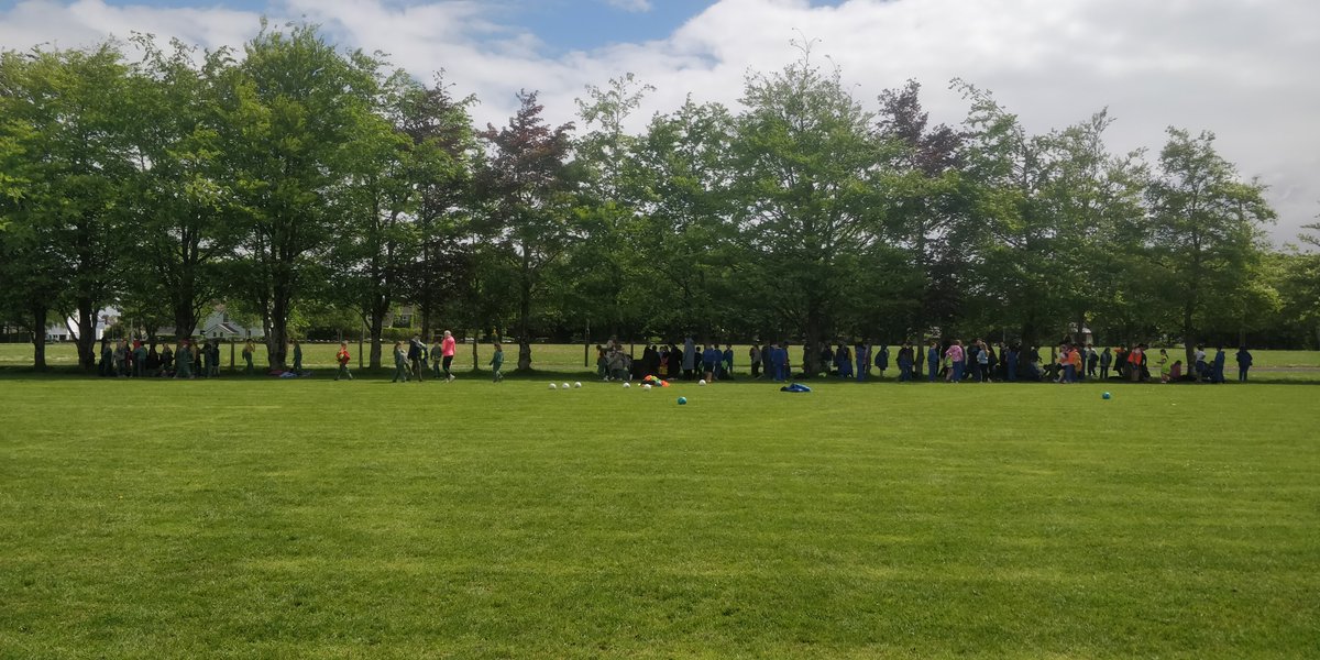 2nd class from @gmcinis , @cbsennis & @criostri  were at the Fairgreen today for their football ⚽ blitz. All the kids from different schools mixed together to create teams of 5 aside 🤸‍♀️🏃👣