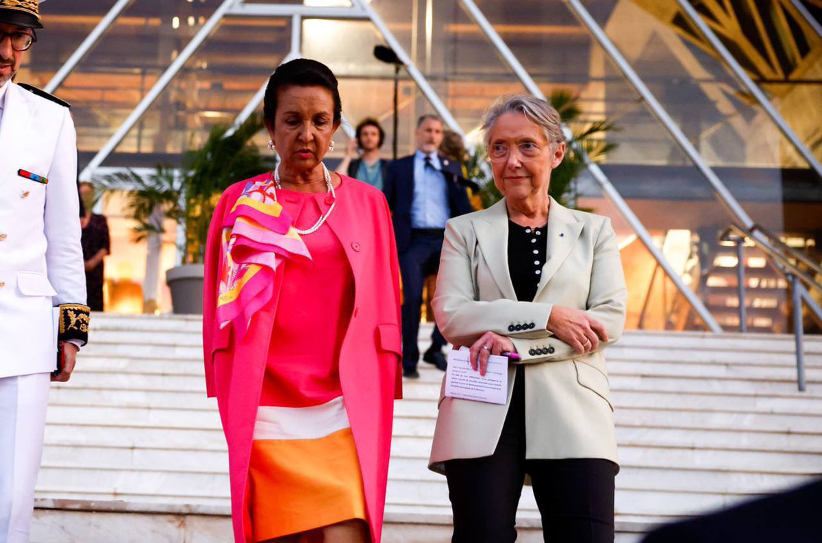 Elisabeth_Borne's tweet image. J&apos;ai assuré @HuguetteBello, Présidente de la @Region_Reunion, de ma détermination à travailler ensemble pour améliorer le quotidien des Réunionnais.

Je lui ai confirmé le soutien de l’État pour le développement des transports dans l’île et la création de 2 nouveaux lycées.