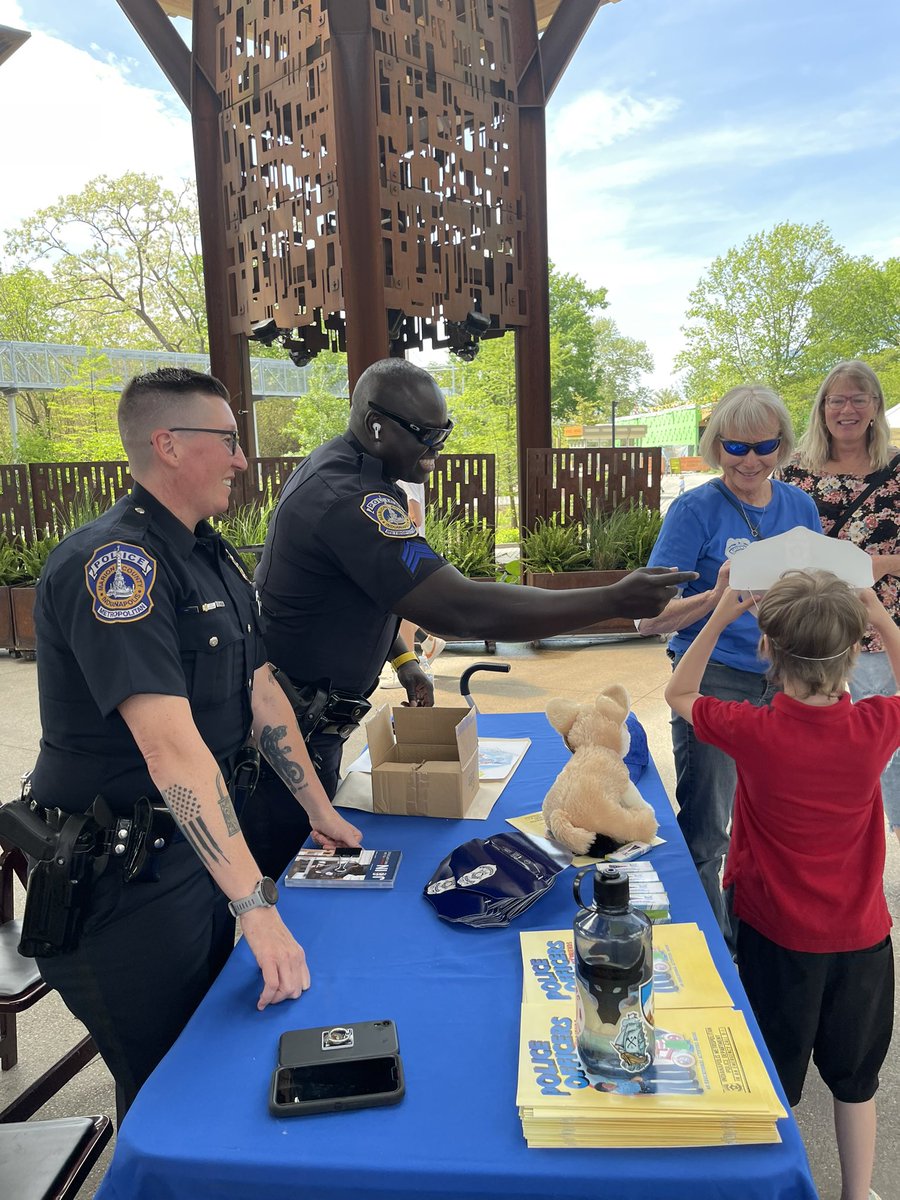 JoinIMPD's tweet photo. Join IMPD week continues.
A great day at the @indianapoliszoo met and spoke with potential applicants, future public servants and families to share with friends that IMPD is looking for talented individuals to serve.
Application is at https://t.co/I8Fz1AaS6L
#joinimpdweek #hiring https://t.co/GFwXH1JB41