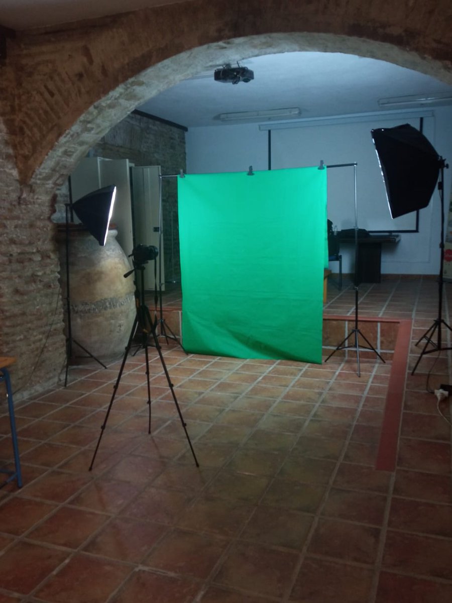 javierue4's tweet photo. Increíble semana en el @IES_Gaona  con realidad aumentada. Estudiantes me llevaron en viaje por su historia, donde estudió Severo Ochoa. Gracias al Área de juventud de Málaga y a @Norbitron por permitirme enseñar tecnologías. 

#formacion #RealidadAumentada #Gaona #Málaga https://t.co/In3zdhs1gN