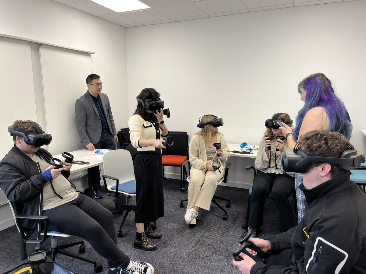 Integrating the FASS mixed reality lab in our 2nd year technology, media &amp; data module today! Applying immersive experiences in travel 🤖✈️🌍<a href="/ErinChaoLing/">Erin Ling</a> <a href="/max_wenliangli/">Wenliang (Max) Li</a>  <a href="/UniOfSurrey/">University of Surrey</a>