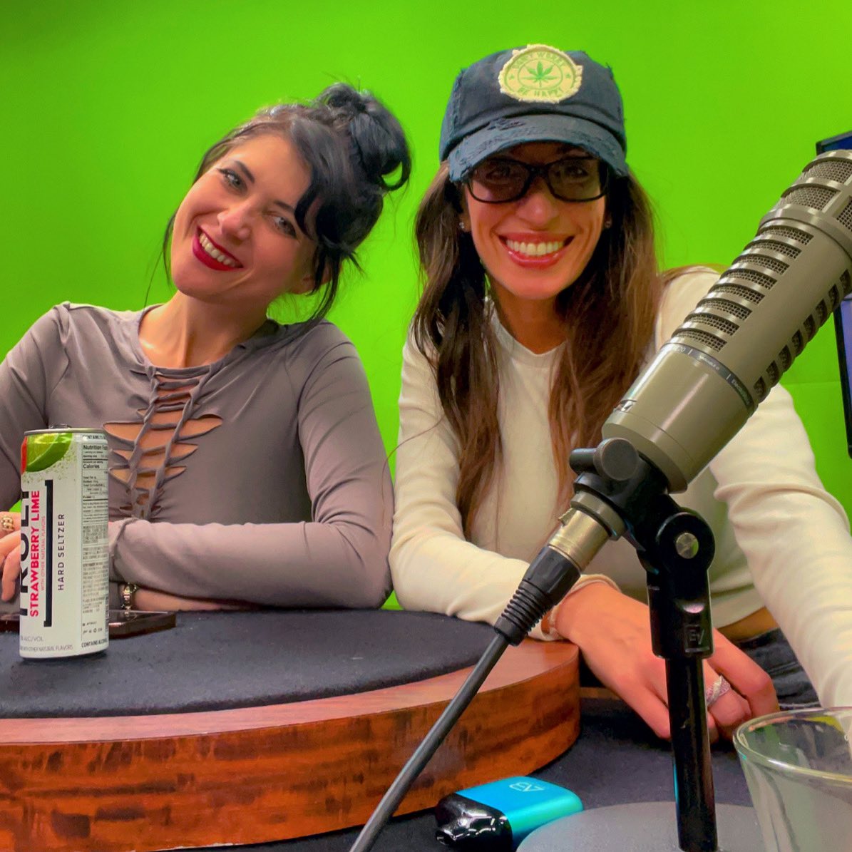price_lyss__'s tweet photo. This one though 😂😭🤣 @keanuCthompson 😘 #chrissiemayrpodcast #wetspot #beautyandbrains #laughyourassoff #keepinitreal #aboutlastnight #auntieknowsbest 💋 https://t.co/VIhxrGYNqJ