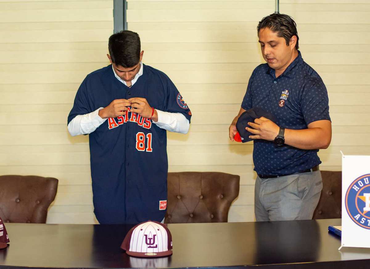 Que orgullo 🤩

Hoy, nuestro joven lanzador, Porfirio Ramos firmó con <a href="/astros/">Houston Astros</a> 🙌🏻 para iniciar el gran sueño hacia <a href="/MLB/">MLB</a> 

Felicidades, “Pilo” 👏🏻

#SiempreEnRevolución 😎 hey ‼️