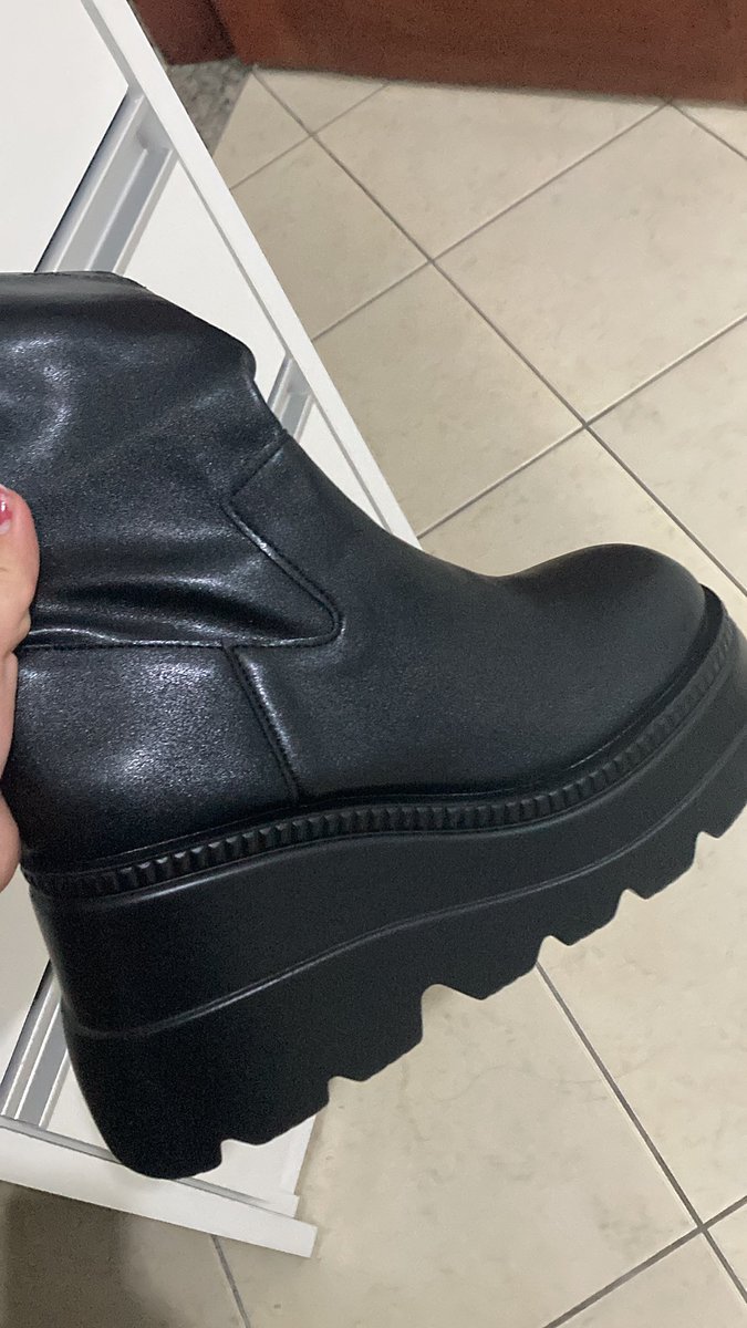 vantealpha's tweet photo. o TAMANHO DA BOTA SOCORRO https://t.co/aMyNbDnACG