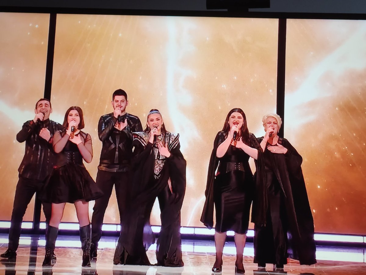 Einhver tímann förum viɗ etnísku/þjóđlegu leiđina í Eurovision. Lopasokkar, langspil og fimmundarsöngur.