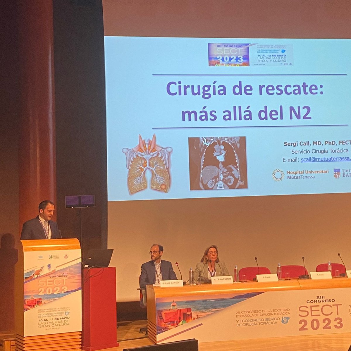 Mutua_Terrassa's tweet photo. El servei de #CirurgiaToràcica de l'Hospital Universitari MútuaYerrassa intervé al congrës anual de #SECT2023
El Dr. Sergi Call, cap clínic del servei, ha presentat la comunicacio: Cirugía de rescate más allá del N2 https://t.co/1R53RXF0a8