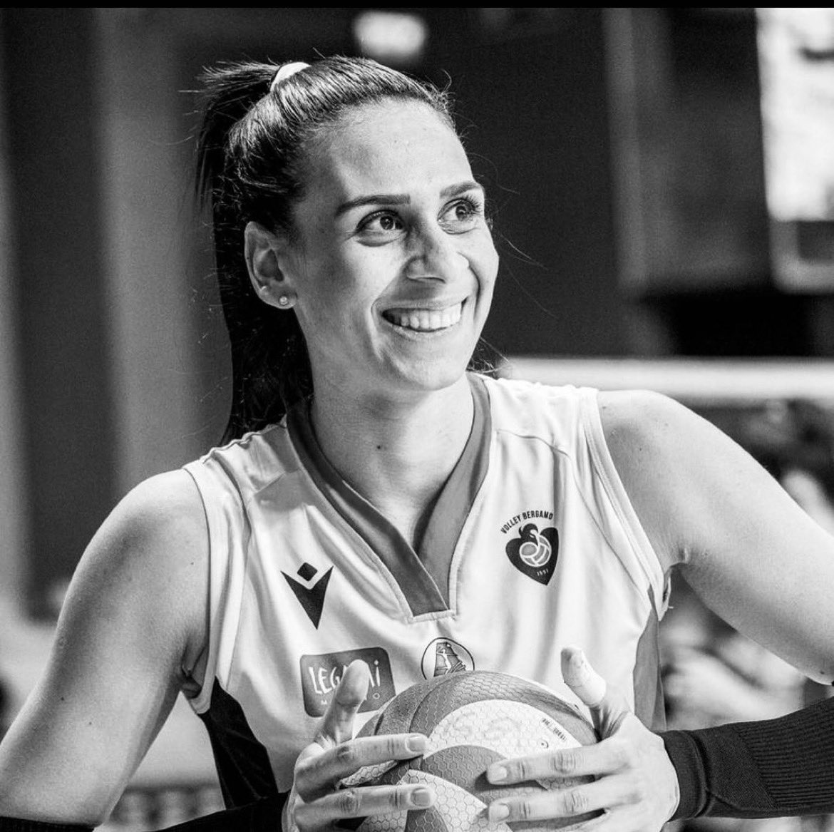 choquei's tweet photo. 🚨URGENTE: Morre ex-jogadora da seleção de vôlei, Paula Borgo aos 29 anos vítima de câncer no estômago. https://t.co/nsJEC82PgN