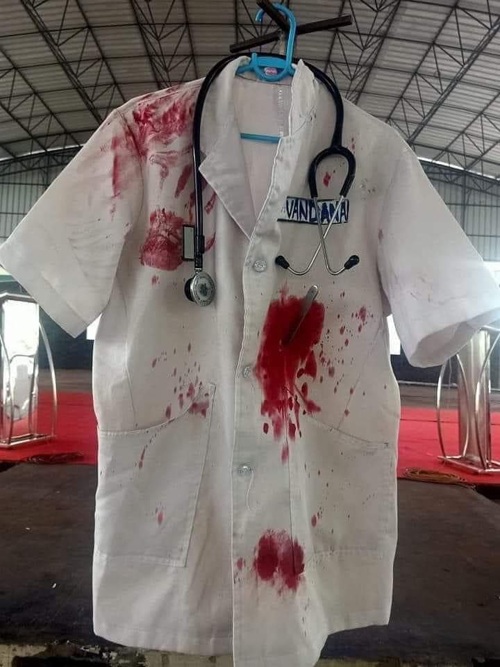 AdvkShreekanth's tweet photo. This is the uniform worn by Dr. Vandana Das, who was murdered at Kottarakkara taluk hospital, Kollam after being stabbed numerous times by Sandeep, who was under #KeralaPolice custody!

Nevertheless, Kerala's health minister blames doctor and claims the Doctor lacked experience!! https://t.co/h95tvxAfsB