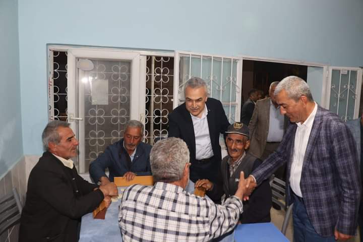 nedimkaplan09's tweet photo. 📍#Kasaplar
#TürkiyeYüzyılı başlıyor.‼️
#AKParti Aydın Milletvekilimiz Sn Mustafa Savaş, İlçe Başkanımız Ümit Özdemir ve teşkilatımız ile birlikte #Kasaplar mahallemizde vatandaşlarımız ile bir araya geldik.
#KoçarlıİçinDoğrusuAkParti https://t.co/bd8xkA1zGH