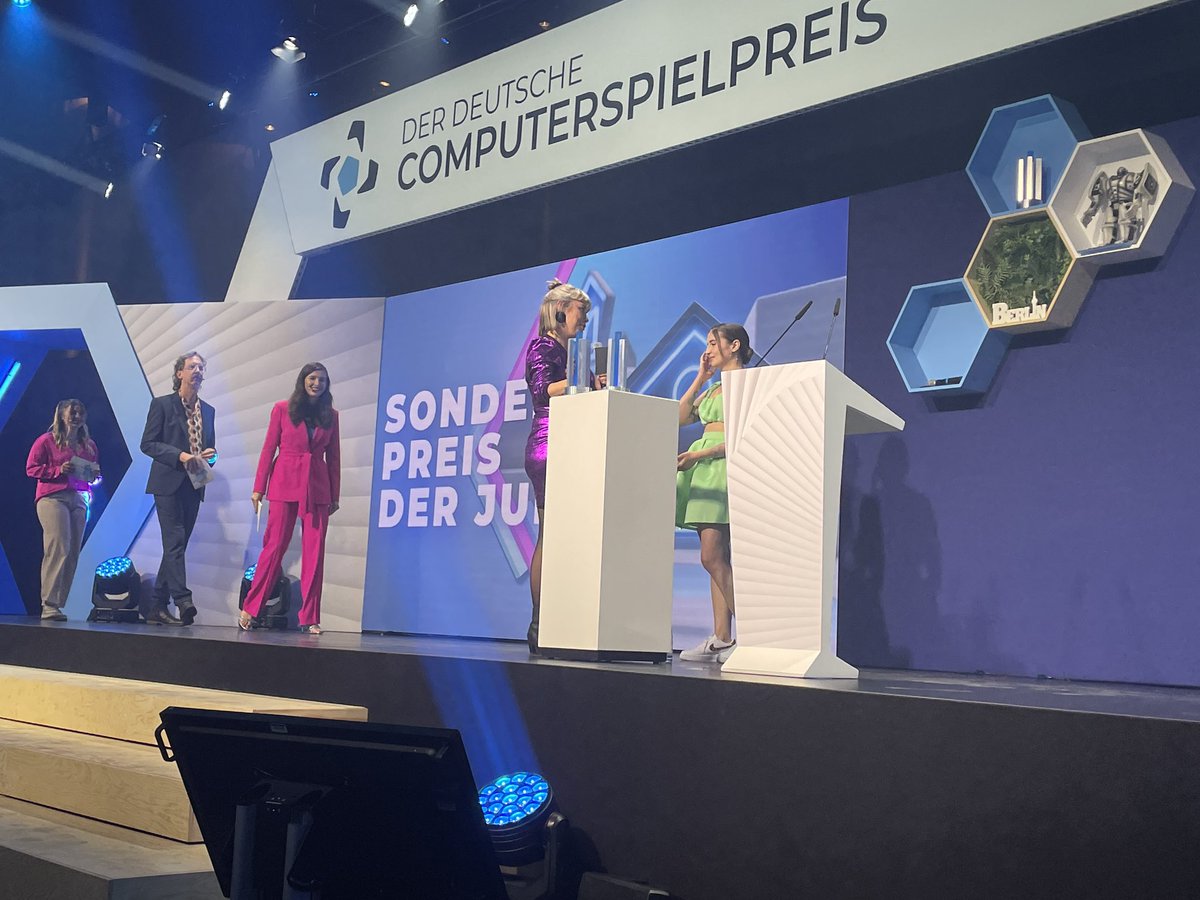 HolgerMannLE's tweet photo. Der emotionalste Moment war für mich der Sonderpreis für @FemDevsMeetup
Im übrigen ist #derDSC eine ganz schön progressive Veranstaltung.
Gebt mir die Gamer nicht auf!
#Computerspielpreis https://t.co/PFg0VcYe26