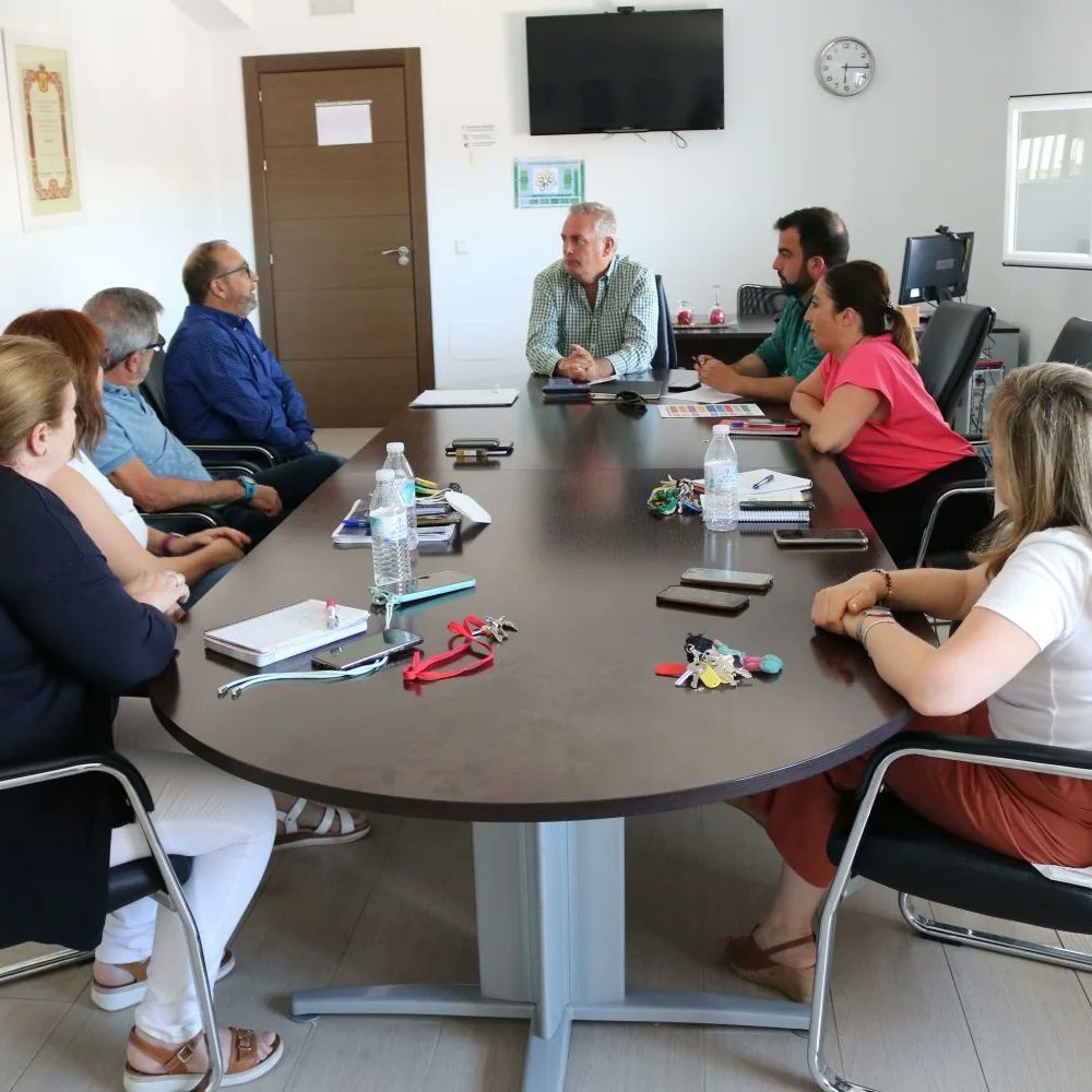 asprodisis's tweet photo. Ayer tuvimos la visita de varios miembros del equipo de Independientes Ronda, la candidatura que encabeza Carlos Mirasol. Pudimos conocer algunas de sus propuestas de cara a las próximas elecciones municipales. https://t.co/Bmchoj6MGi