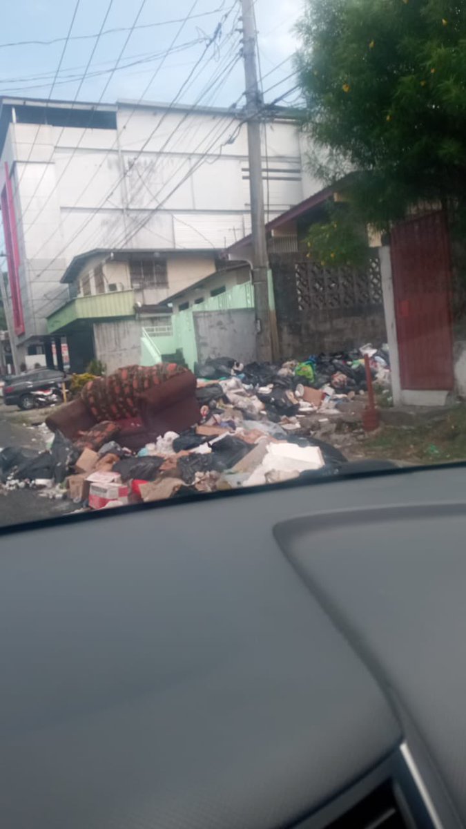 GRodrguezPTY's tweet photo. Denuncia Pública contra @hvcarrasquilla  @DSanMiguelito y @revisalud 
Este es el estado de las calles en San Miguelito. Calle T, corregimiento Amelia Denis de Icaza. 
¡Que vergüenza! La basura se acumula en las calles y nadie actúa.
@Telemetro @tvnnoticias https://t.co/EdKDJghucI
