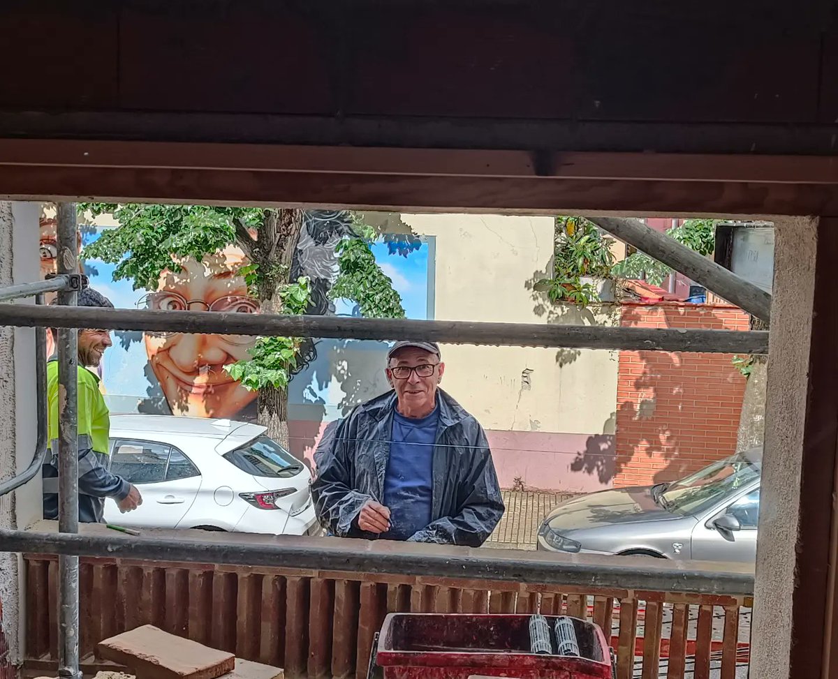 omfarquitectura's tweet photo. Plou i fa sol, i com mai la pluja ens fa somriure!
Comencem a buidar,
s'escola la llum per la falsa façana,
Ara ja l'inici de gelosia!
#visitadobra amb @jaume.borras2018
#reformesmoises #saltcapital #ceramicamanual #gelosia https://t.co/5LdNero7Ir