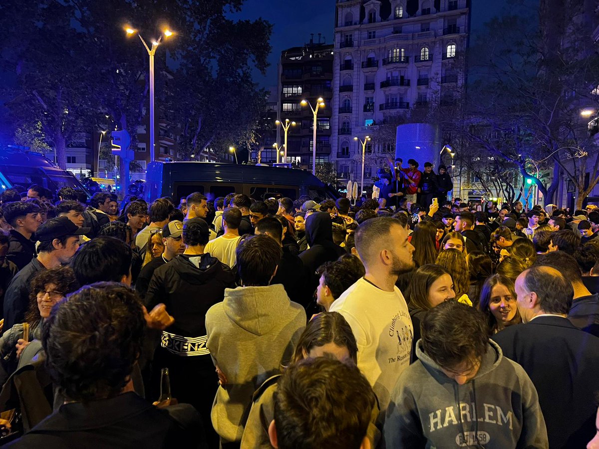 3CatInfo's tweet photo. Segons la Guàrdia Urbana, els defensors dels edificis ocupats a la Bonanova han aplegat 600 persones i la manifestació contrària a l'ocupació, unes 500
https://t.co/6mLzJOSUyp https://t.co/zfvyJ0d5lb
