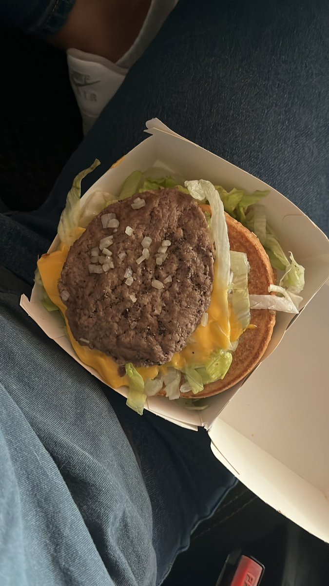 malesitaaaaa's tweet photo. Pedí una Big Mac por auto rápido y cuando llego a casa está sin pan. Todo esto después de quedar sin gas en centenario y chocar un poste. Pensé que comprarme algo en @mcdonaldspa me alegraría el día pero mejor me voy a llorar. https://t.co/QFRTyOhcOI