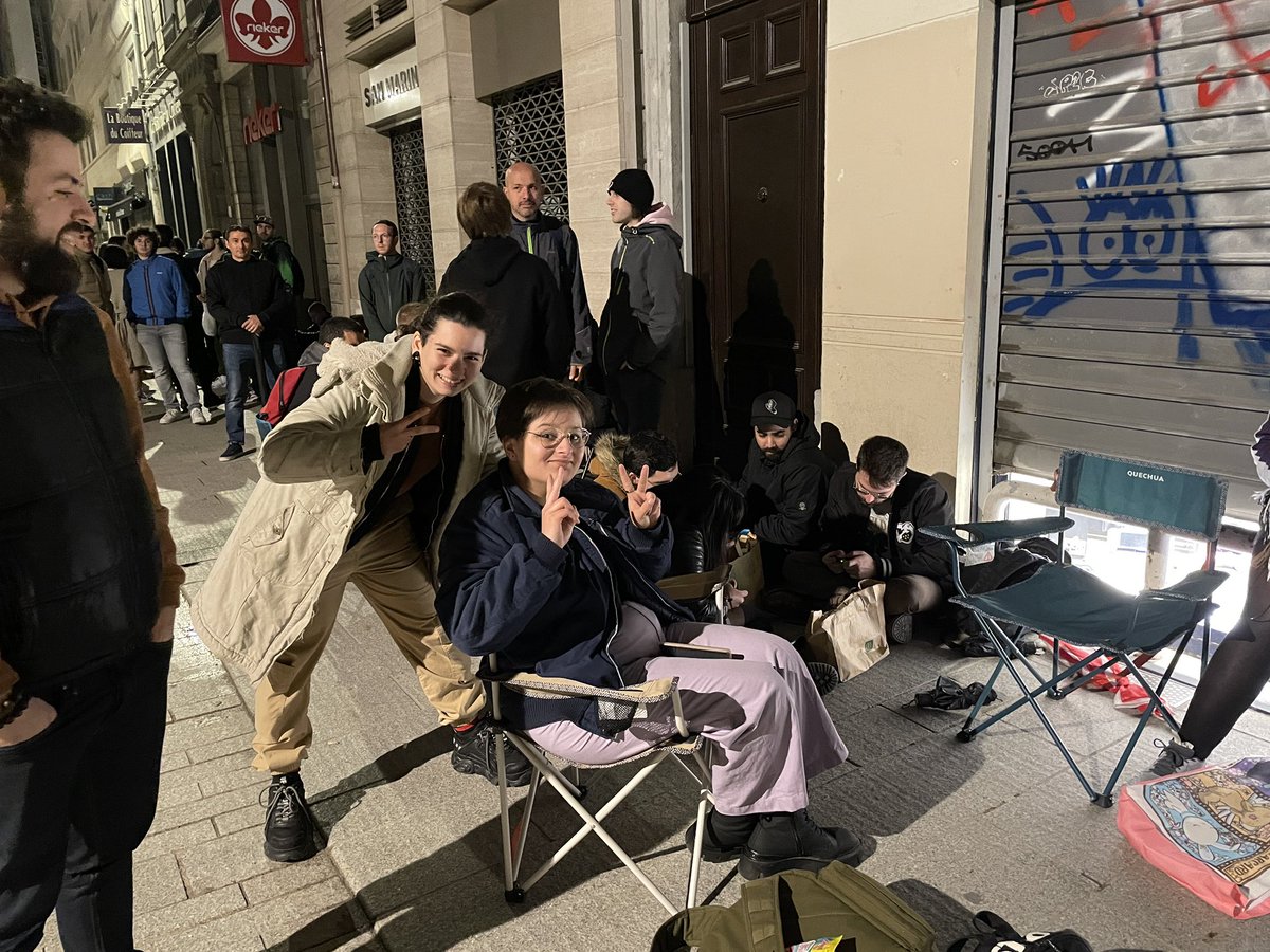 ZeldathonFR's tweet photo. Ambiance chill devant le @Micromania_Fr de Lyon Centre ! Il y a déjà du monde ! https://t.co/iQG0sOmFJi
