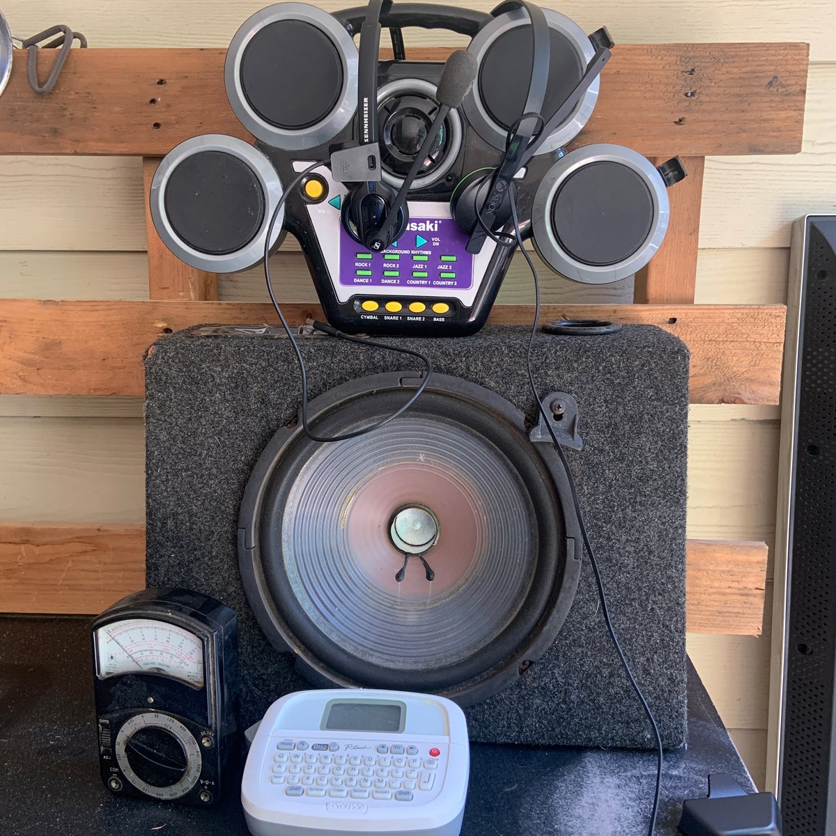 cocohankerson's tweet photo. 🔄More goodies rescued!
🔄These items are from my free pickup service
🔄It’s always a treasure hunt! Just never know what’s going to be in boxes and bags once you start sorting through everything!
#AudioGearRescue #AudioGearGeek #AudioGearShop https://t.co/eHWUWklaAj